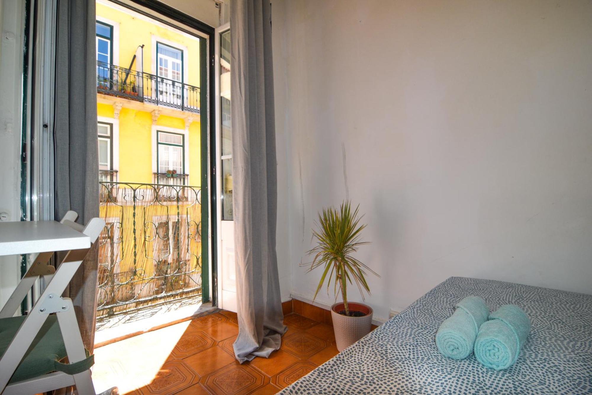 Shared Apartment With Bright Private Patio In Lisboa Exterior foto
