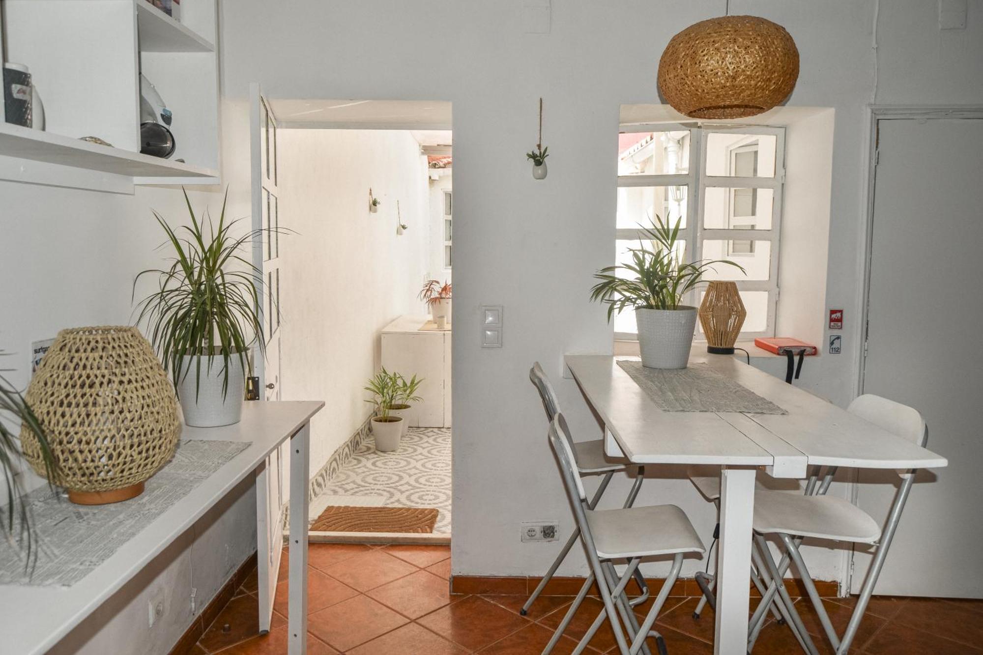 Shared Apartment With Bright Private Patio In Lisboa Exterior foto